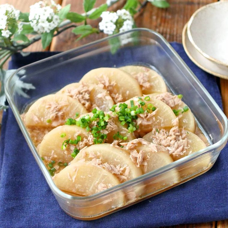 ガラスの四角の皿に盛られた大根とツナの煮物
