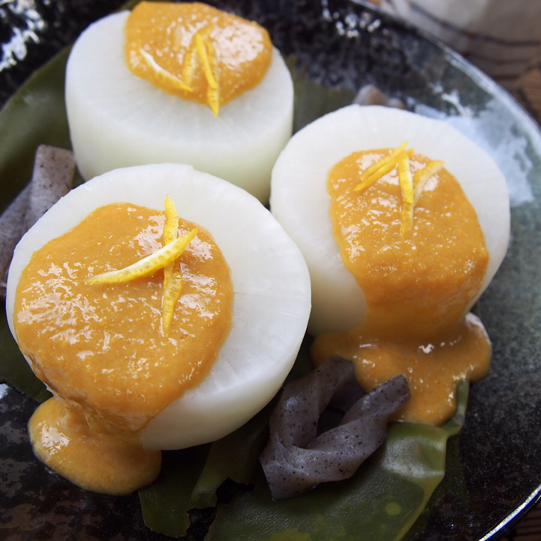 黒い皿に盛られたふろふき大根