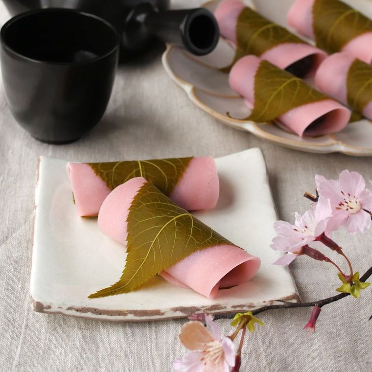 和風の皿に盛りつけられた関東風さくら餅