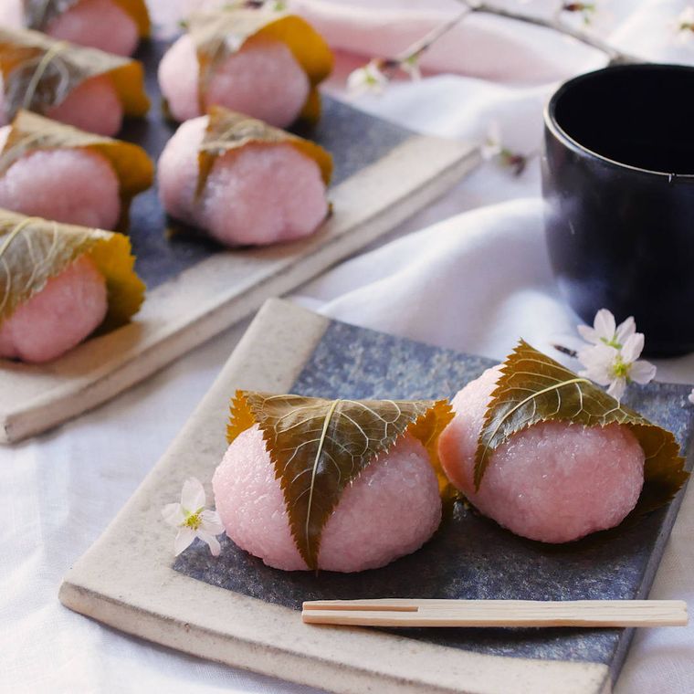 正方形の器に桜餅が置かれている