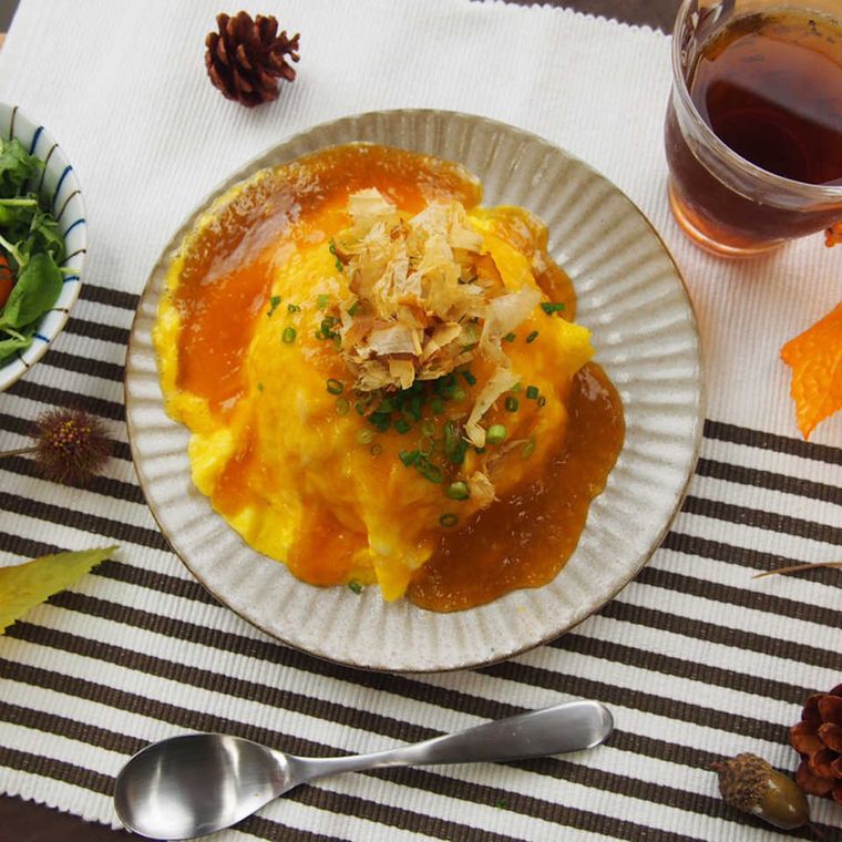 グレーの皿に盛りつけられた和風オムライス