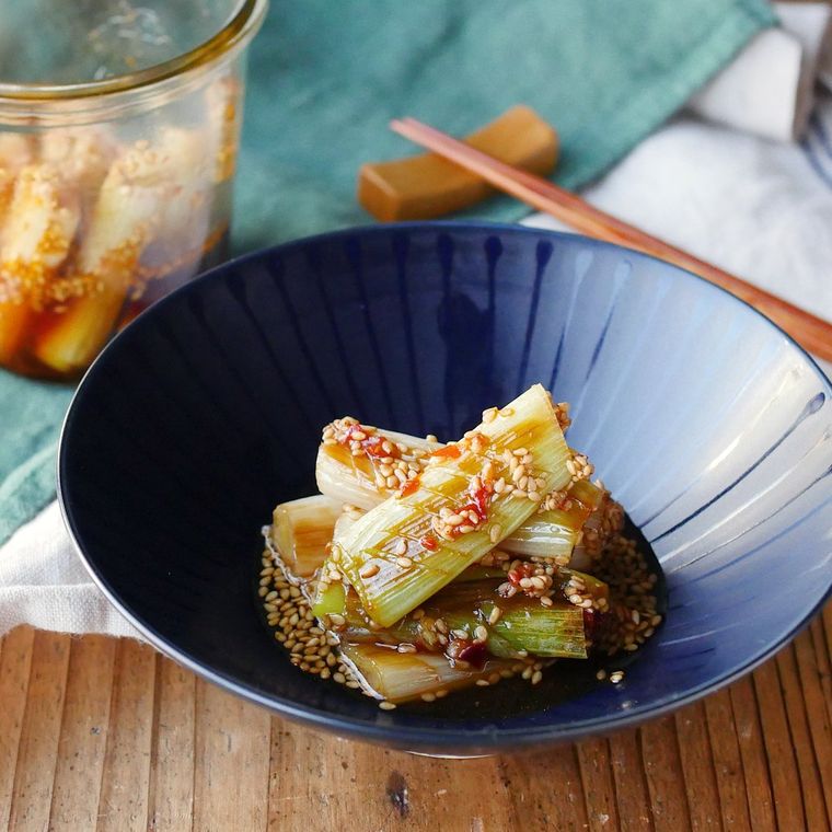 皿に盛り付けた焼きねぎのピリ辛ポン酢漬け