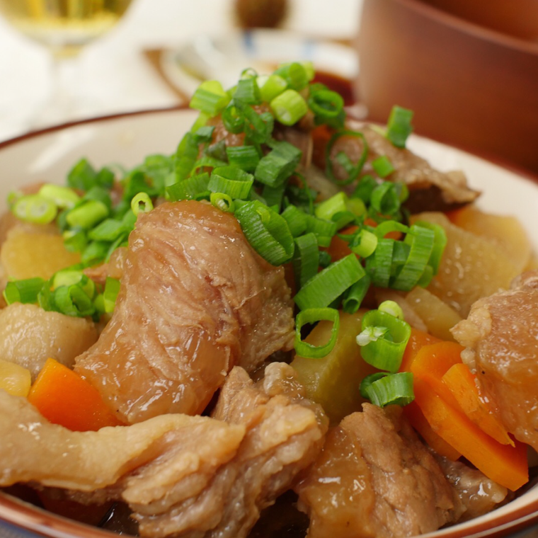 皿に盛り付けた牛すじ煮込み