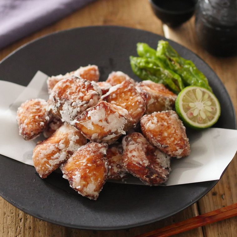 皿に盛り付けた鮭唐揚げ