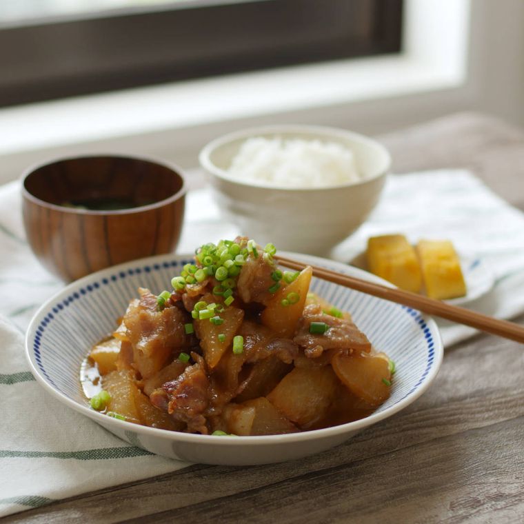 皿に盛り付けた豚バラと大根の甘辛味噌煮