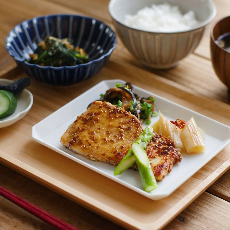 皿に盛り付けためかじきのマスタード醤油ソテー