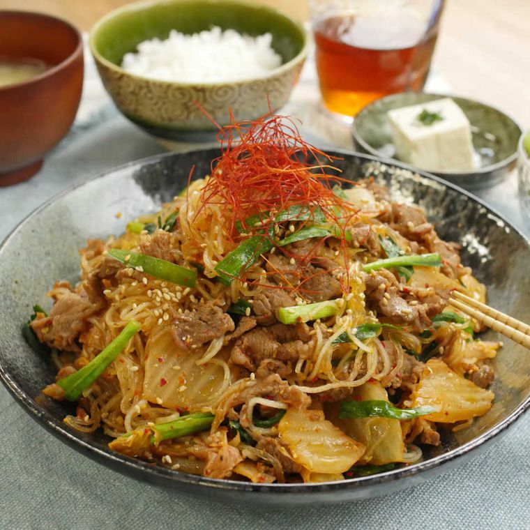 皿に盛り付けた牛キムチ味噌チャプチェ