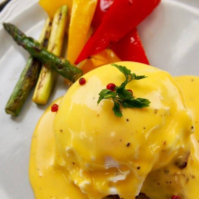 皿に盛り付けた白身魚のエッグベネディクト風