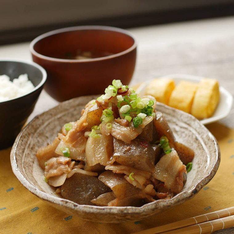 皿に盛り付けた豚バラこんにゃく炒め