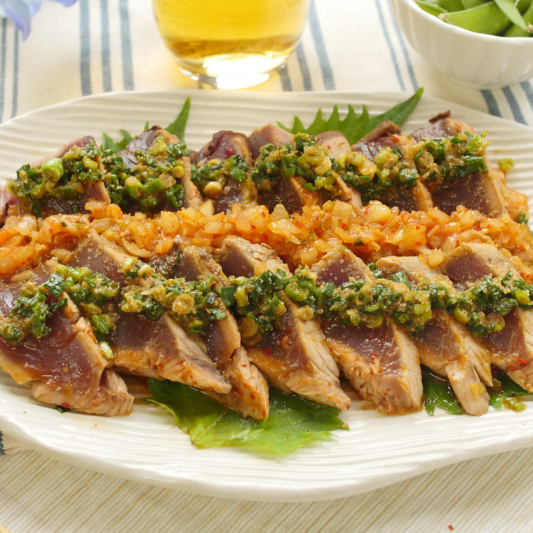 皿に盛り付けた韓国風かつおのたたき