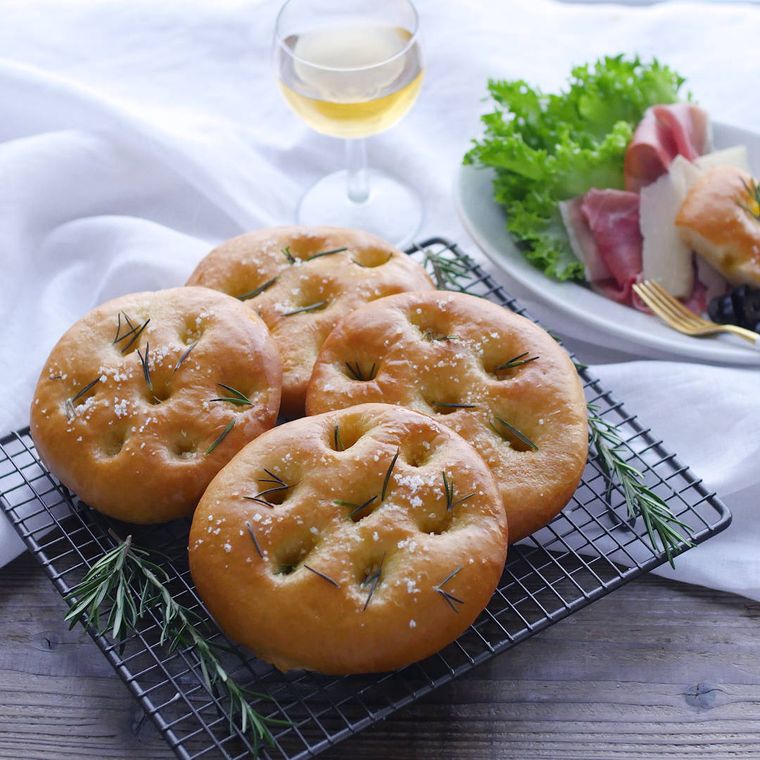 焼き網に盛られたローズマリーのフォカッチャ