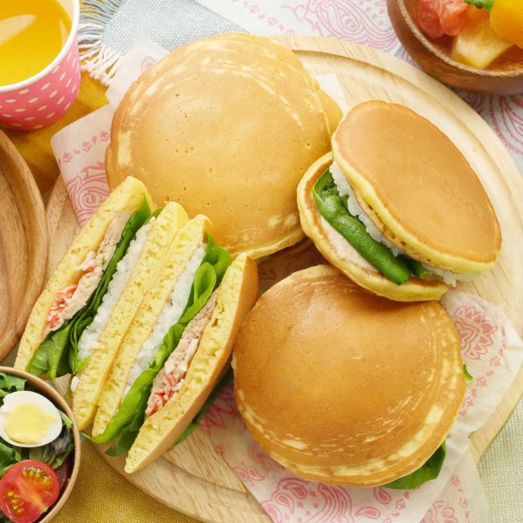 木の皿に盛り付けられたどら焼き寿司