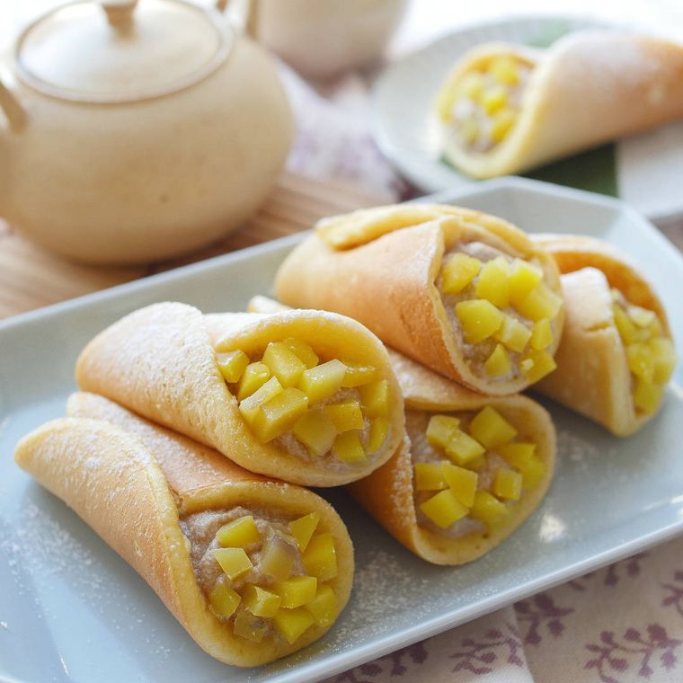 お皿に盛られたマロンクリームのどら焼き