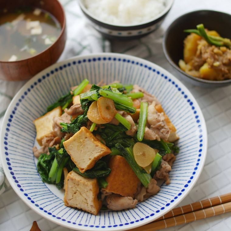 白と青の皿に盛られた豚肉と小松菜のしょうゆ炒め