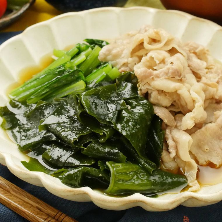 白い皿に盛られた豚バラ肉とわかめのサッと煮