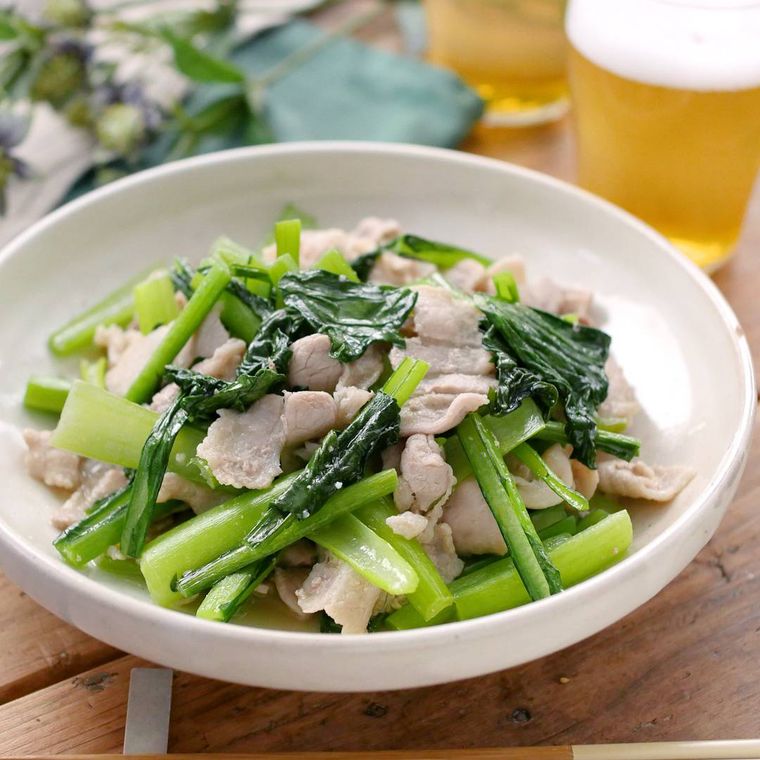 白い皿に盛られた小松菜と豚バラ肉のうま塩炒め