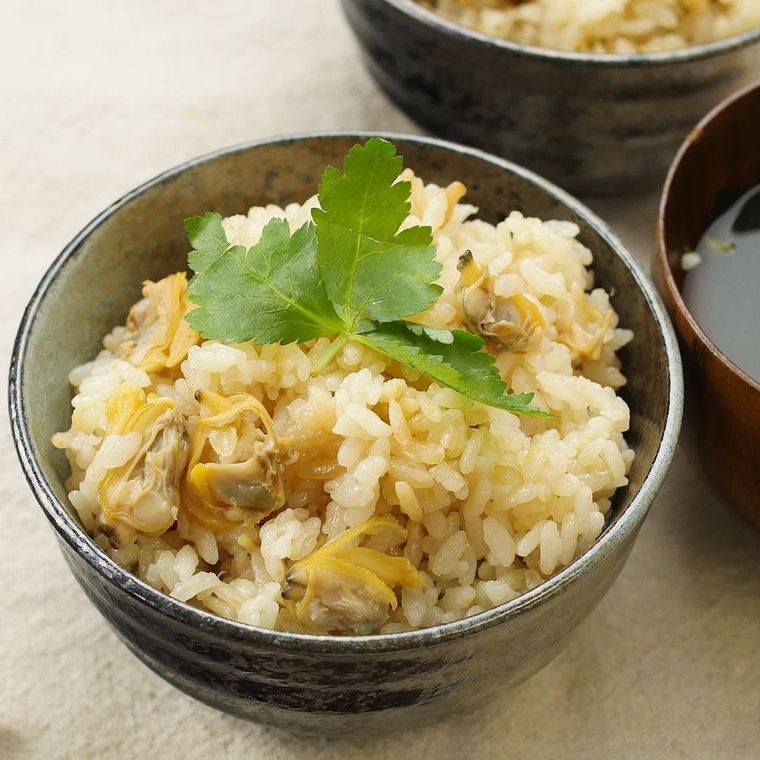 濃いグレーの茶碗に入っているあさりご飯