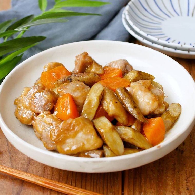 白い皿に盛られた甘辛鶏ごぼう炒め