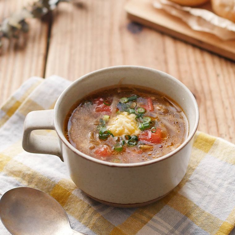 マグカップに注がれた鶏ひき肉とごぼうのしょうがスープ