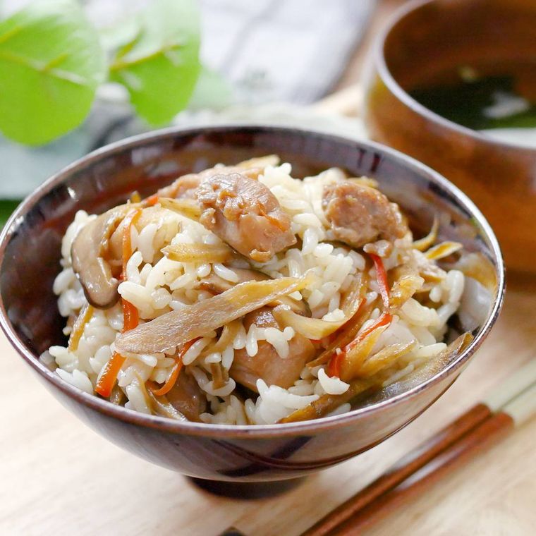 茶碗に盛られた鶏ごぼう混ぜごはん