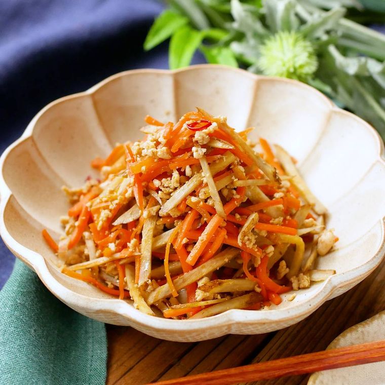 白い皿に盛られた鶏そぼろのごぼうとにんじんきんぴら