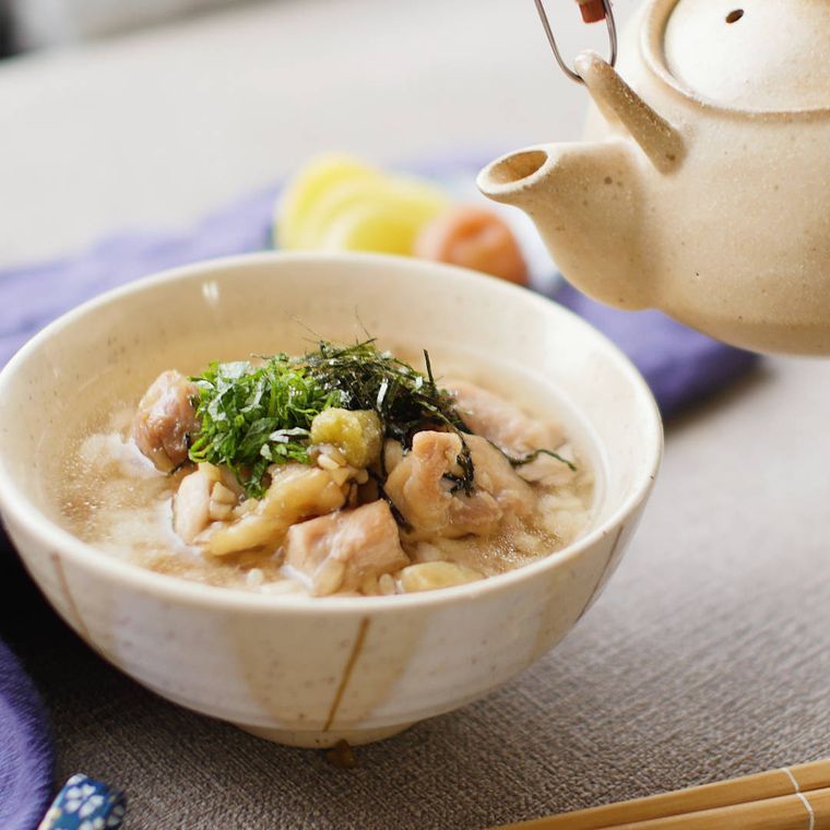 茶碗に盛られたひつまぶし風鶏ごぼう炊き込みごはん
