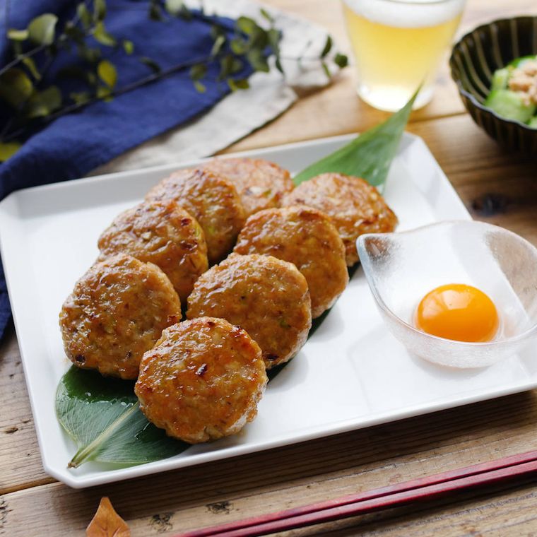 白い皿に盛られた鶏ごぼうつくね