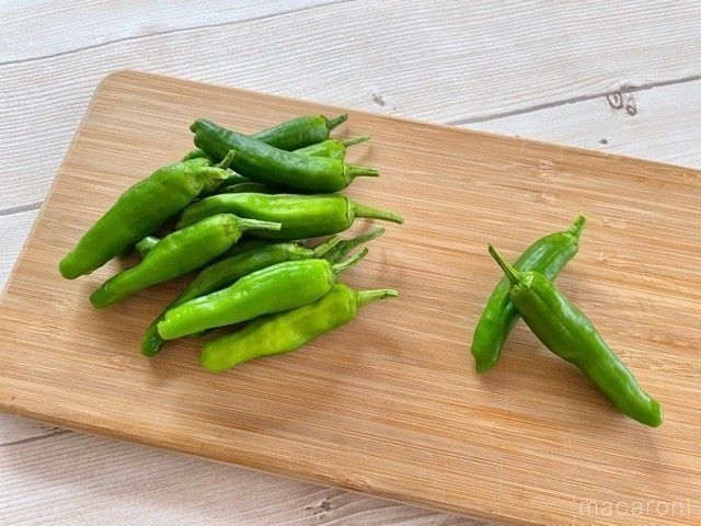 木のまな板にのったししとう