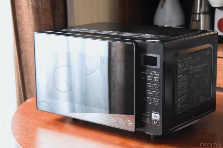 テーブルに置いた電子レンジ