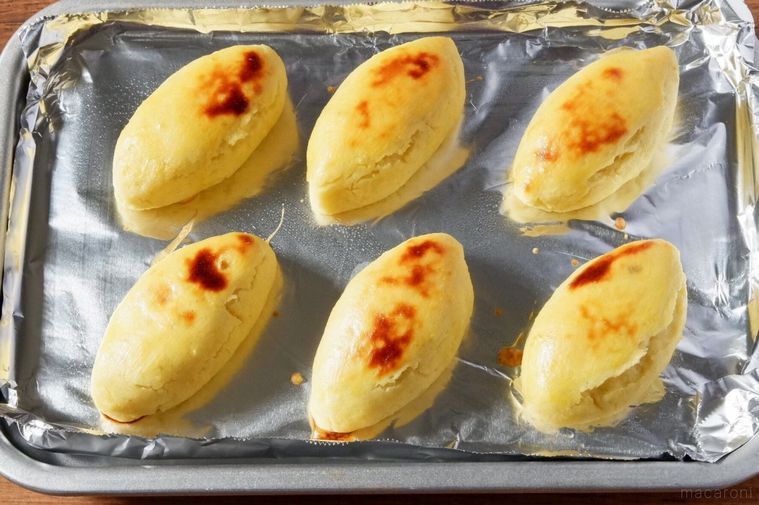 アルミホイルを敷いたトレーの上のスイートポテト