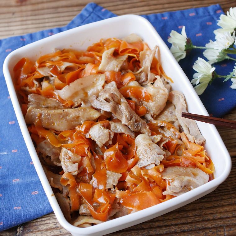 白い保存容器に入った豚肉とにんじんのしょうが炒め