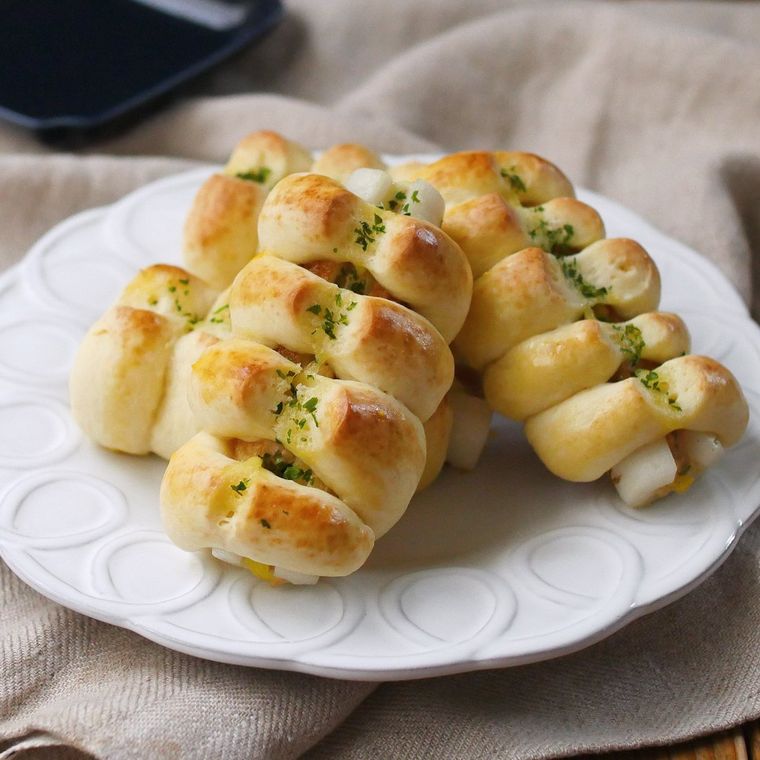 白い皿にのったツナマヨサラダのちくわパン