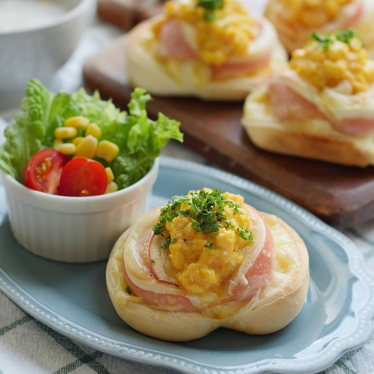 青い皿にのったホットケーキミックスでハム卵チーズパン