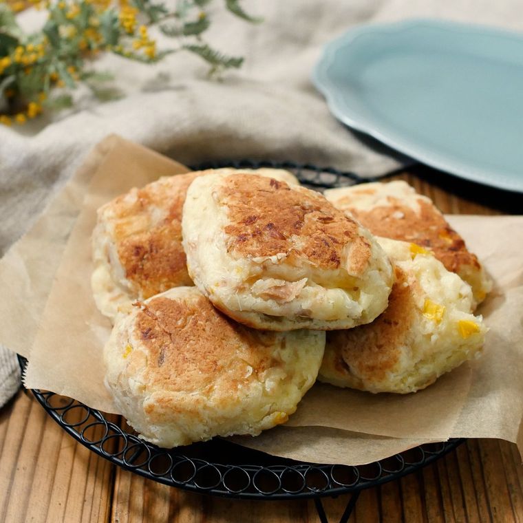 茶色のシートの上にのった新玉ねぎとツナの平焼きパン