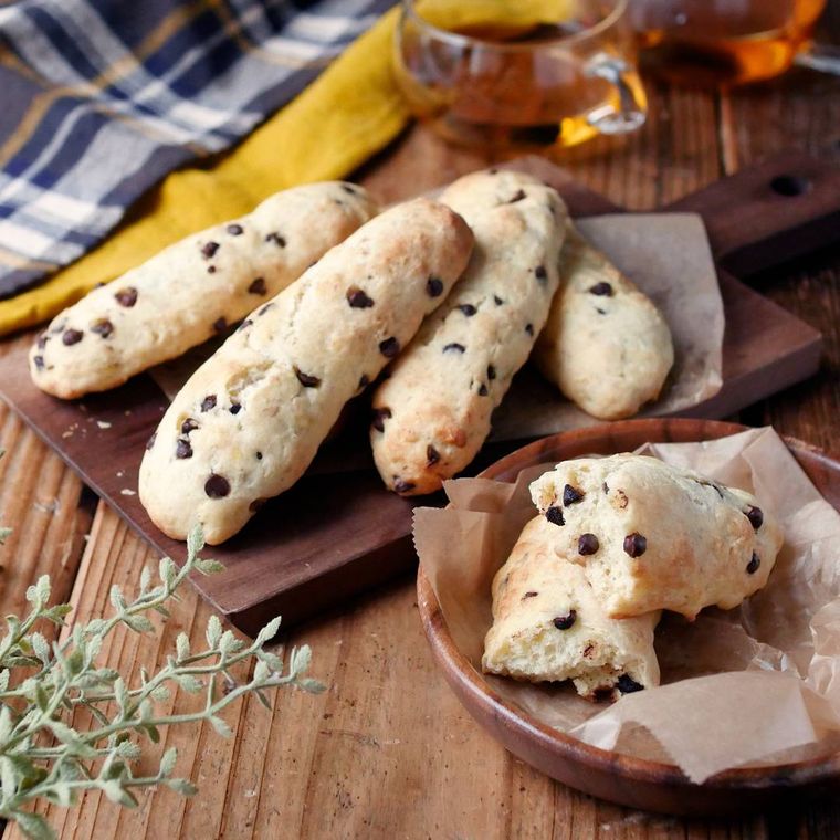 茶色の木の皿にのったチョコバナナスティックパン