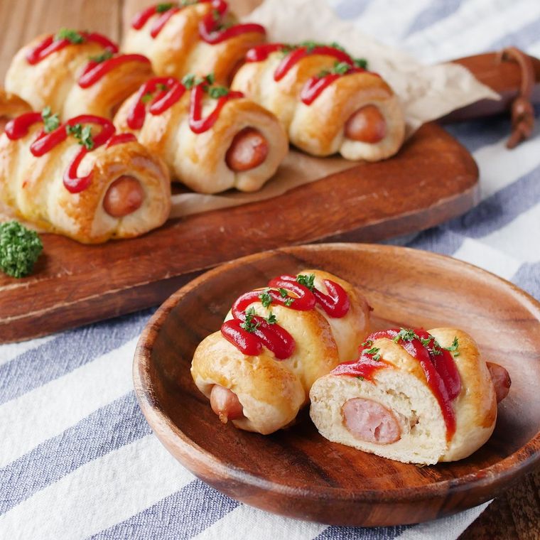 茶色の皿にのったウインナーソーセージロール