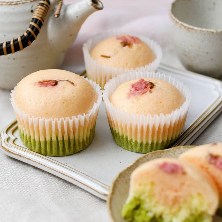 白いトレイにのった3色蒸しパン