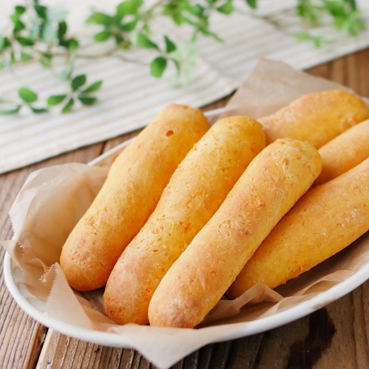 白い皿にのったにんじんスティックパン