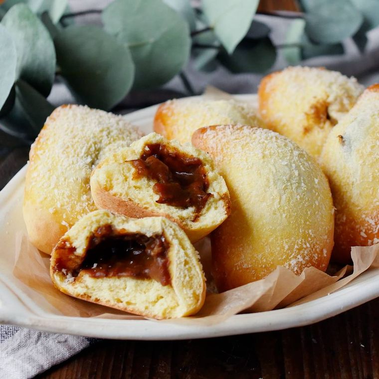 白い皿にのった揚げないカレーパン