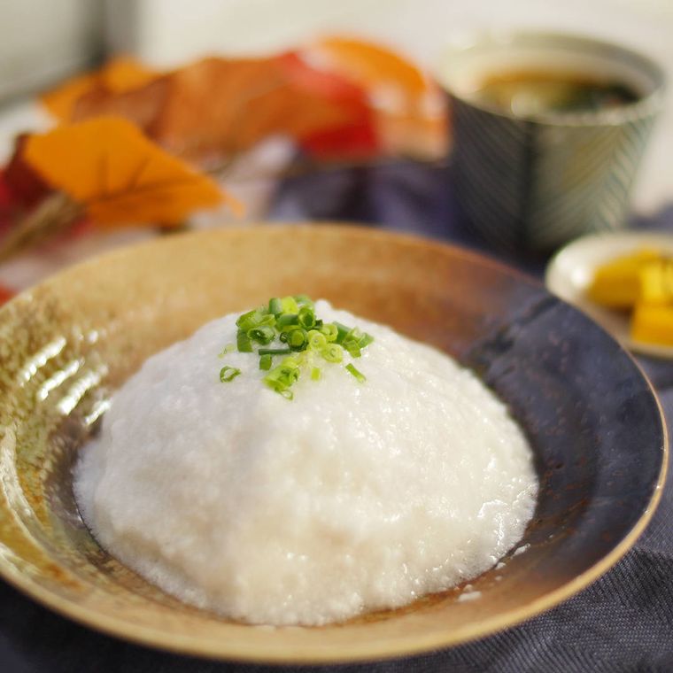 茶色い皿に盛られた、ふわふわあんかけチャーハン