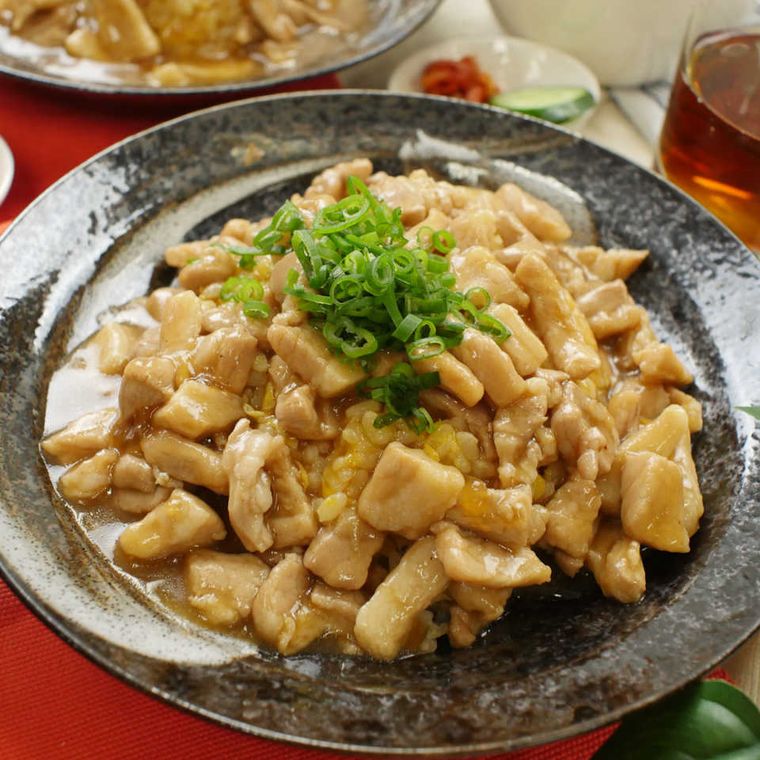 黒い皿に盛られた、ごろごろ豚肉あんかけチャーハン