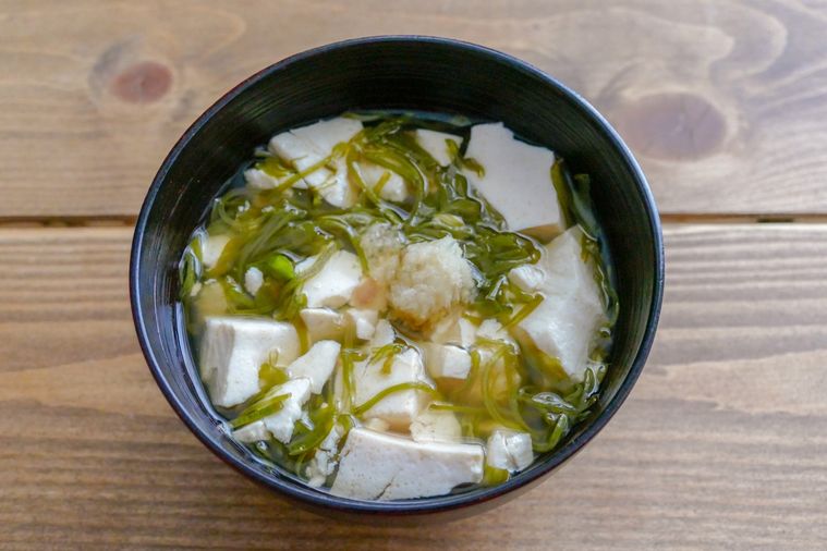 くずし豆腐とめかぶの和風スープが盛られている椀