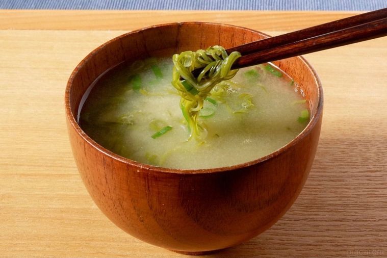 木のトレーにのせためかぶのみそ汁