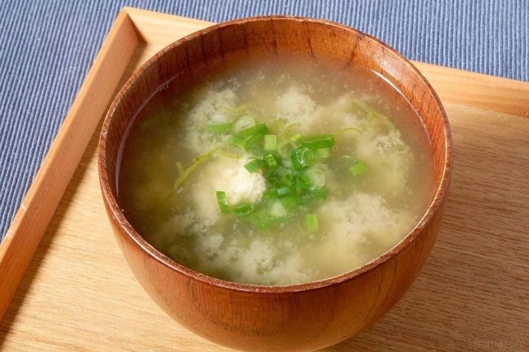 木のトレーにのせためかぶのみそ汁