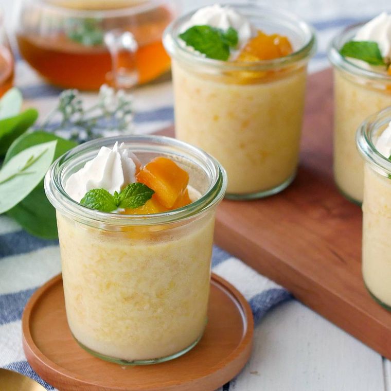 ガラスのカップに盛り付けたマンゴーミルクプリン