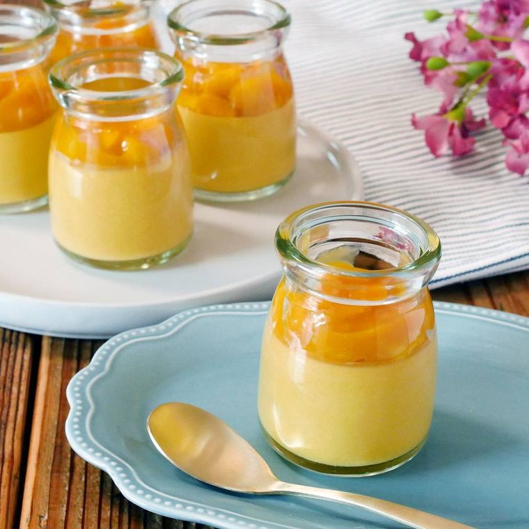 透明ガラスのミルクボトルに入ったマンゴープリン