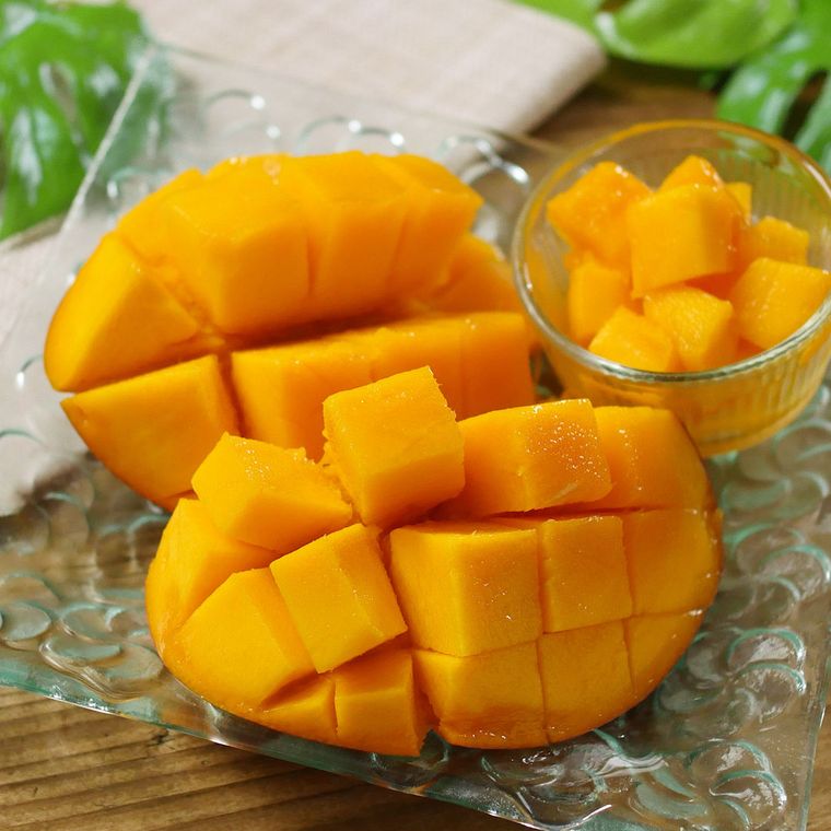 ガラスの器に盛り付けた、カットして切れ目を入れたマンゴー