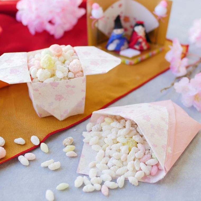 和柄のカップに入ったひなあられ