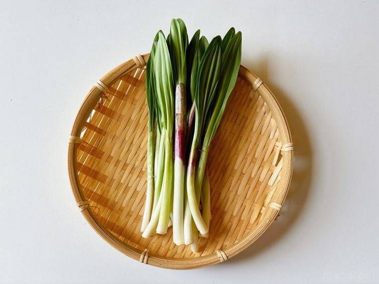 ザルに盛られた行者にんにく