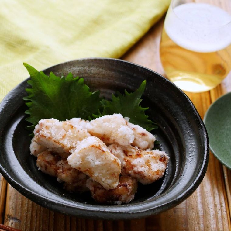 黒い皿に盛ったメカジキの竜田揚げ